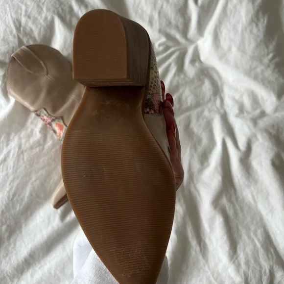 COPY - Aldo x Tezza Leather The Runaway Embossed Western Boots in Beige. - Picture 6 of 9